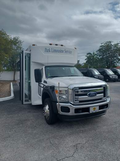 2013 Glaval Ford F550 Limo Bus