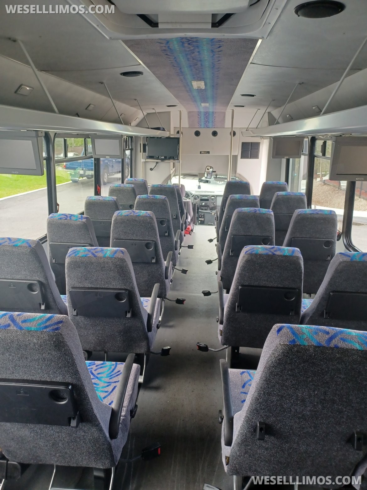 2013 Glaval Ford F550 Limo Bus - Photo 2