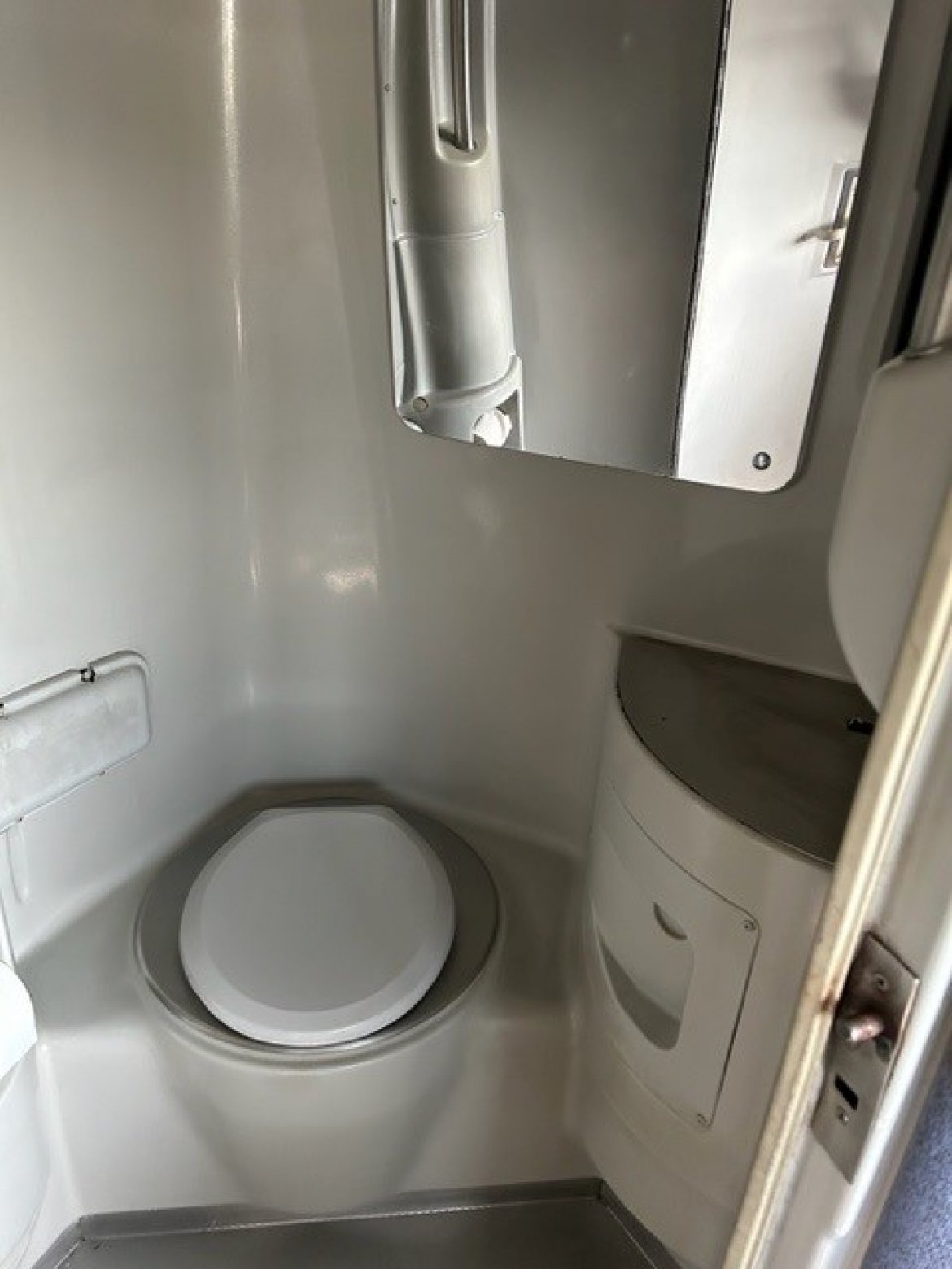 Motorcoach for Sale in Cincinnati, OH - Photo 9