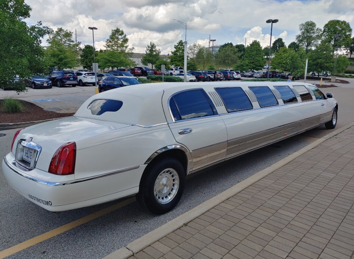Limousine for Sale in Ellisville, MO - Photo 5
