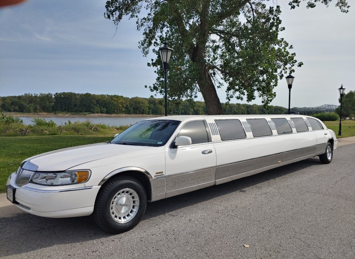 Limousine for Sale in Ellisville, MO - Photo 4