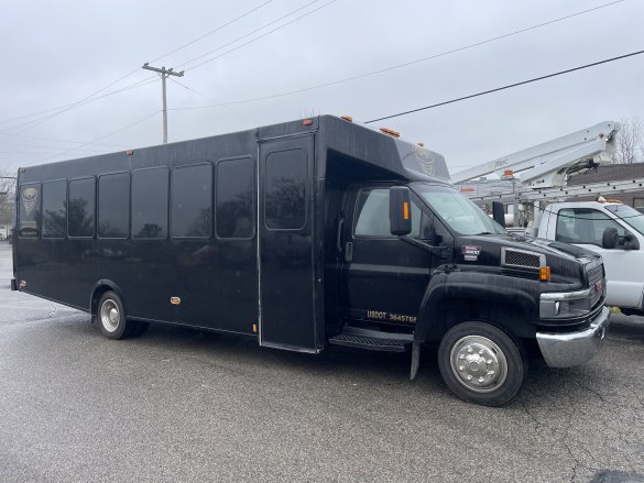 2009 GMC 5500 Limo Bus for Sale in Louisville, KY - Main Photo
