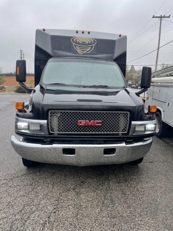 2009 GMC 5500 Limo Bus for Sale in Louisville, KY - Photo 2