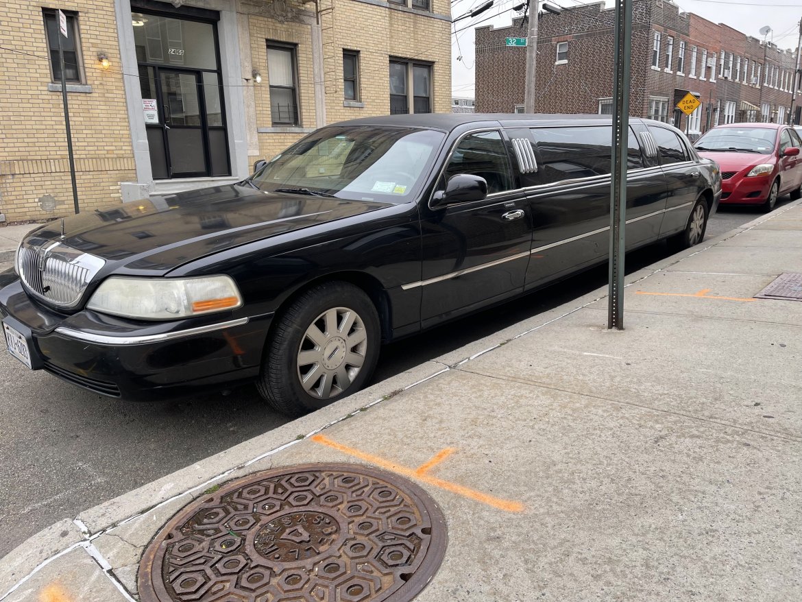 Limousine for sale: 2005 Lincoln Town Car by Executive Coach
