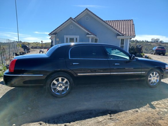 2011 Lincoln Town Car L Sedan for Sale in Temecula, CA - Photo 2