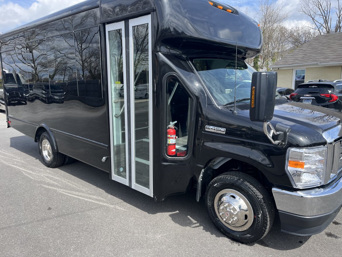 2023 Starcraft  Ford E-450  Executive Shuttle - Photo 3