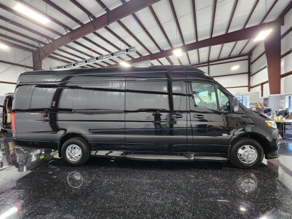 2023 Mercedes-Benz Midwest Luxe Proffesional Series Limo Sprinter for Sale in Houston, TX - Photo 2