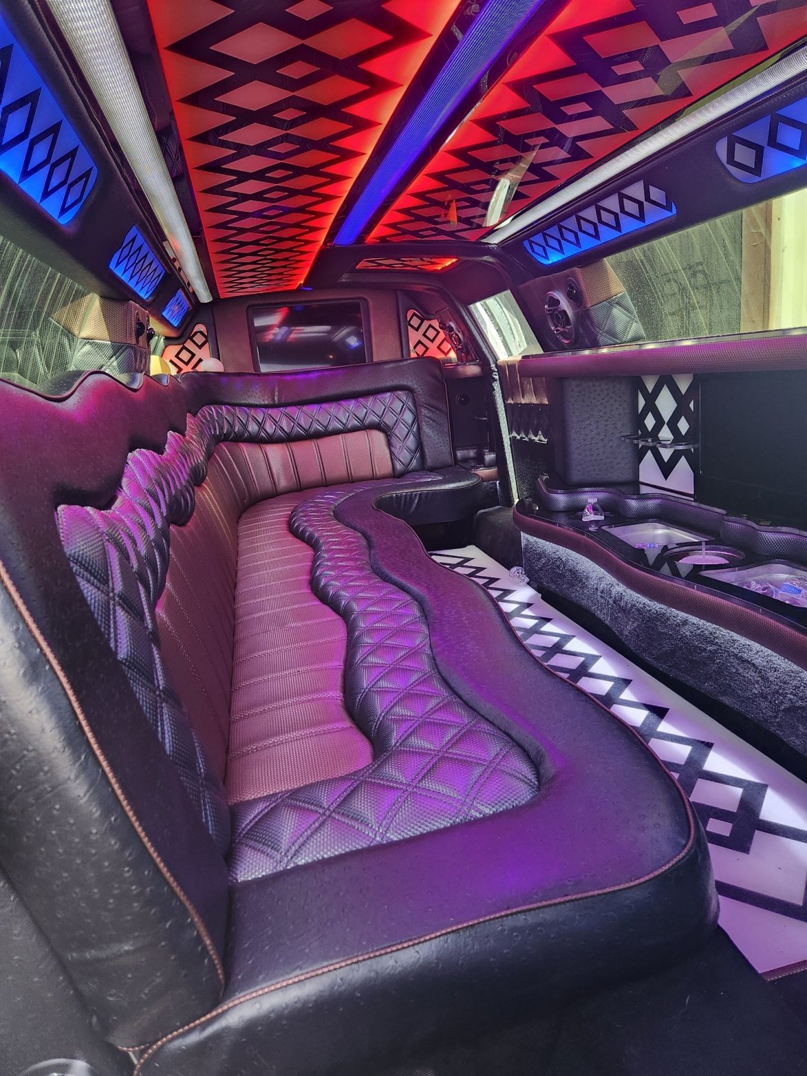 2017 Chrysler 300 Limousine - Photo 2