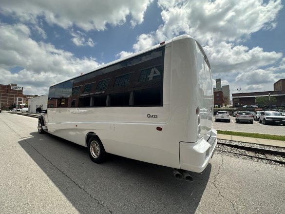 2017 Ford F550 Shuttle Bus for Sale in Springfield, MO - Photo 3