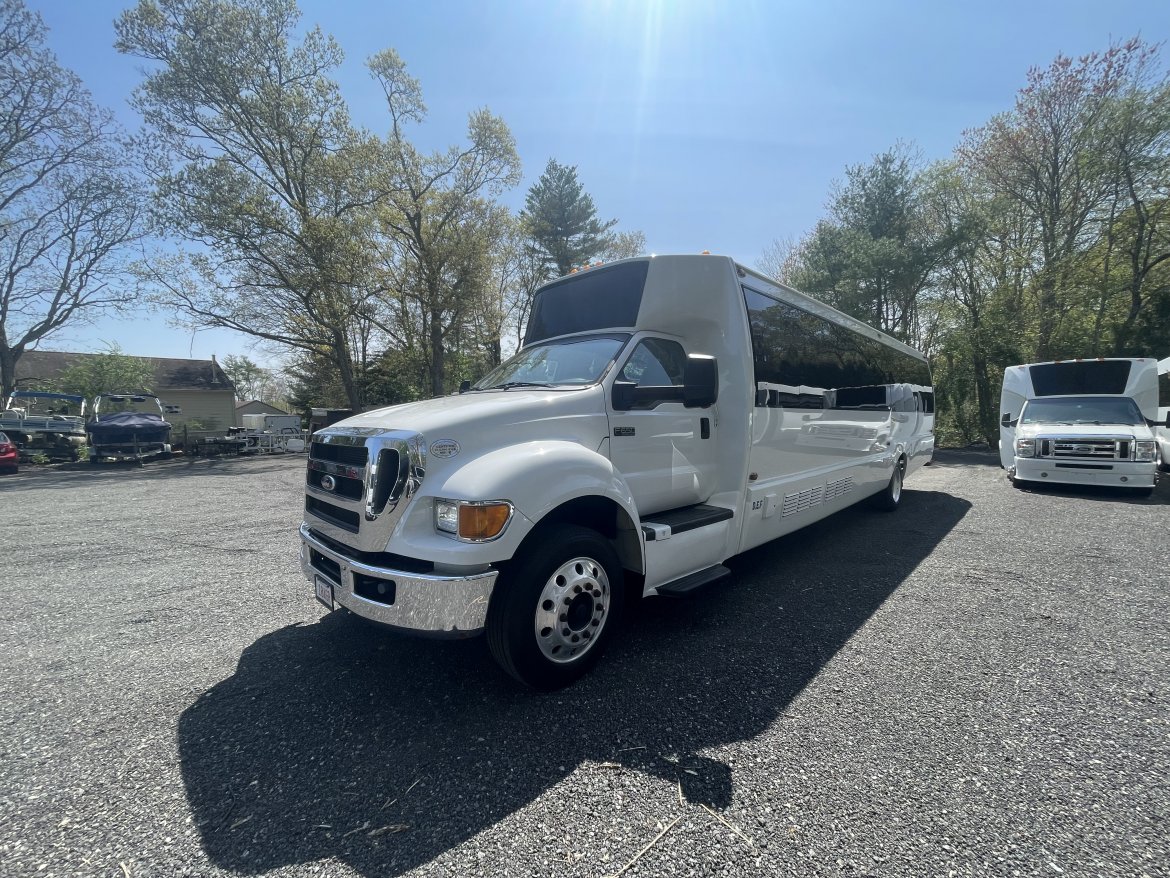 2013 Krystal Ford F650 Shuttle Bus - Photo 2