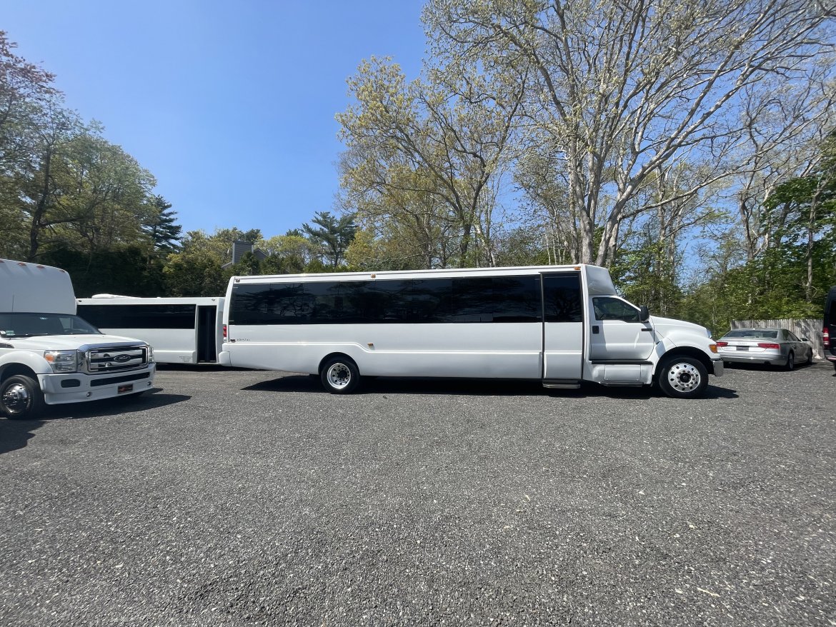 2013 Krystal Ford F650 Shuttle Bus - Photo 3