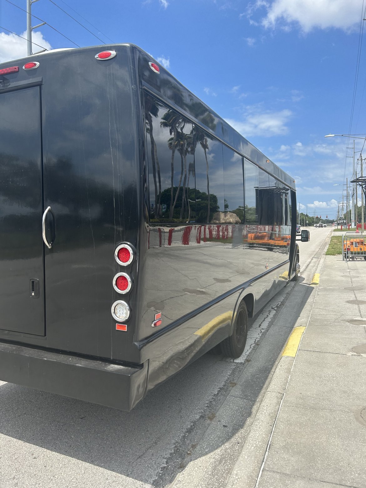 2015 Ford F550  Shuttle Bus - Photo 2