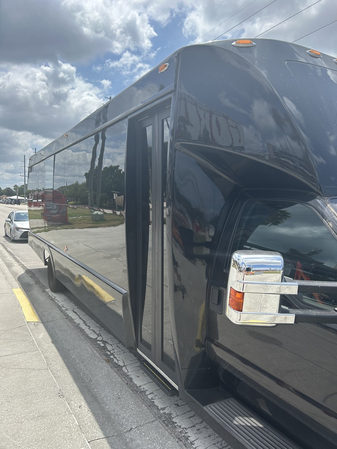 2015 Ford F550  Shuttle Bus - Photo 3