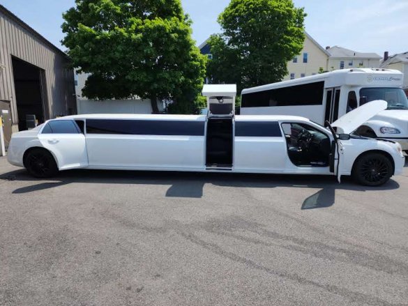 2014 Chrysler 300 "Gullwing" 12 Passenger Limousine Limousine for Sale in Fall River, MA - Photo 2