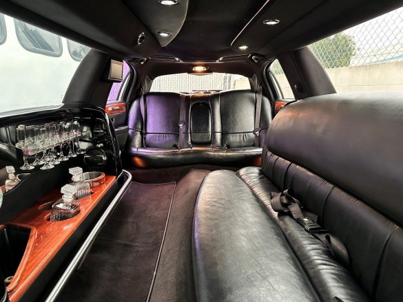 2009 Krystal Koach Lincoln Town Car 5-Door Limousine