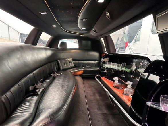 2009 Krystal Koach Lincoln Town Car 5-Door Limousine