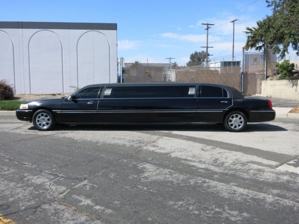 2009 Krystal Koach Lincoln Town Car 5-Door Limousine