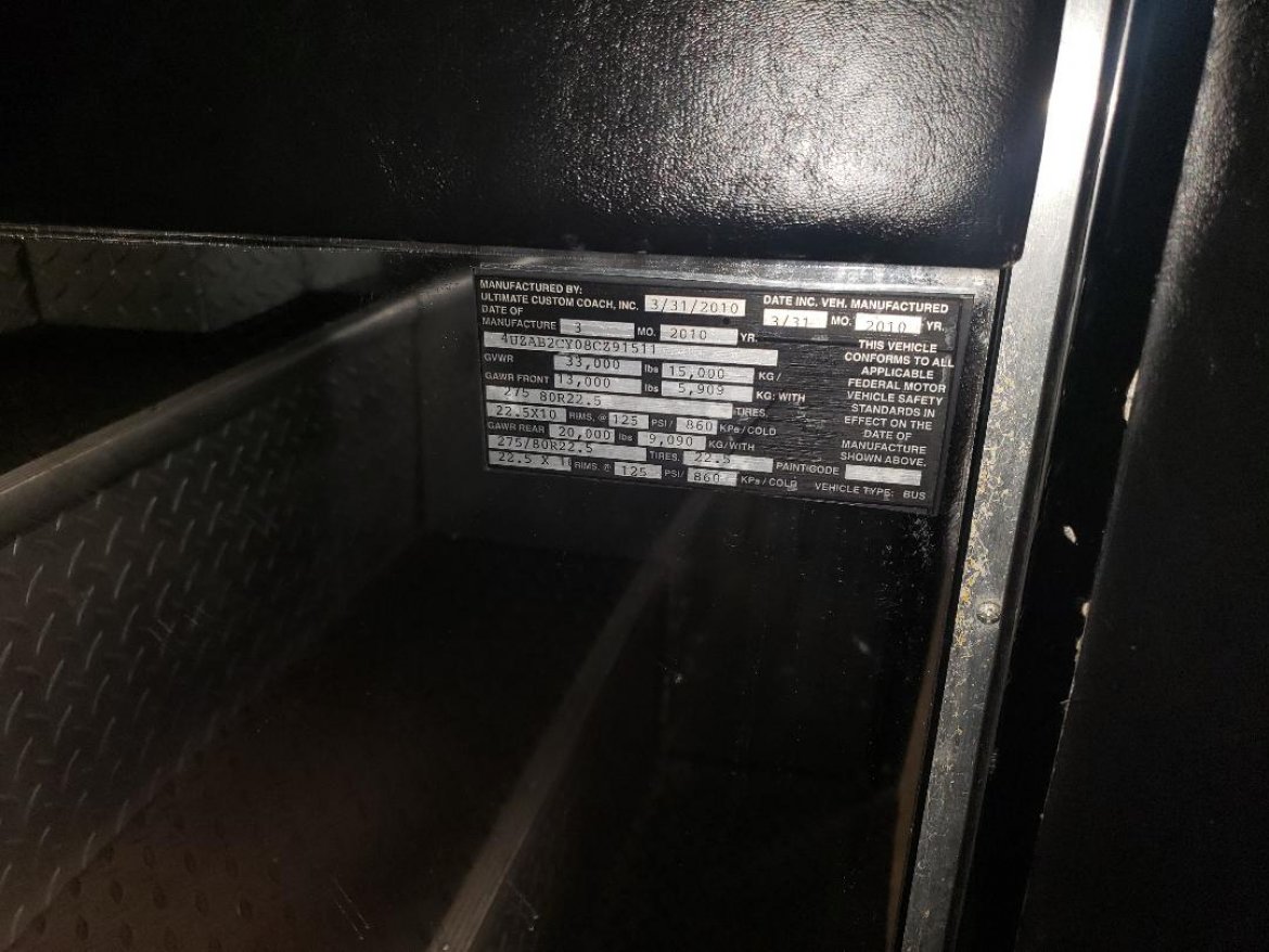 2008 CT Coach Freightliner 40 passenger party bus Limo Bus - Photo 2