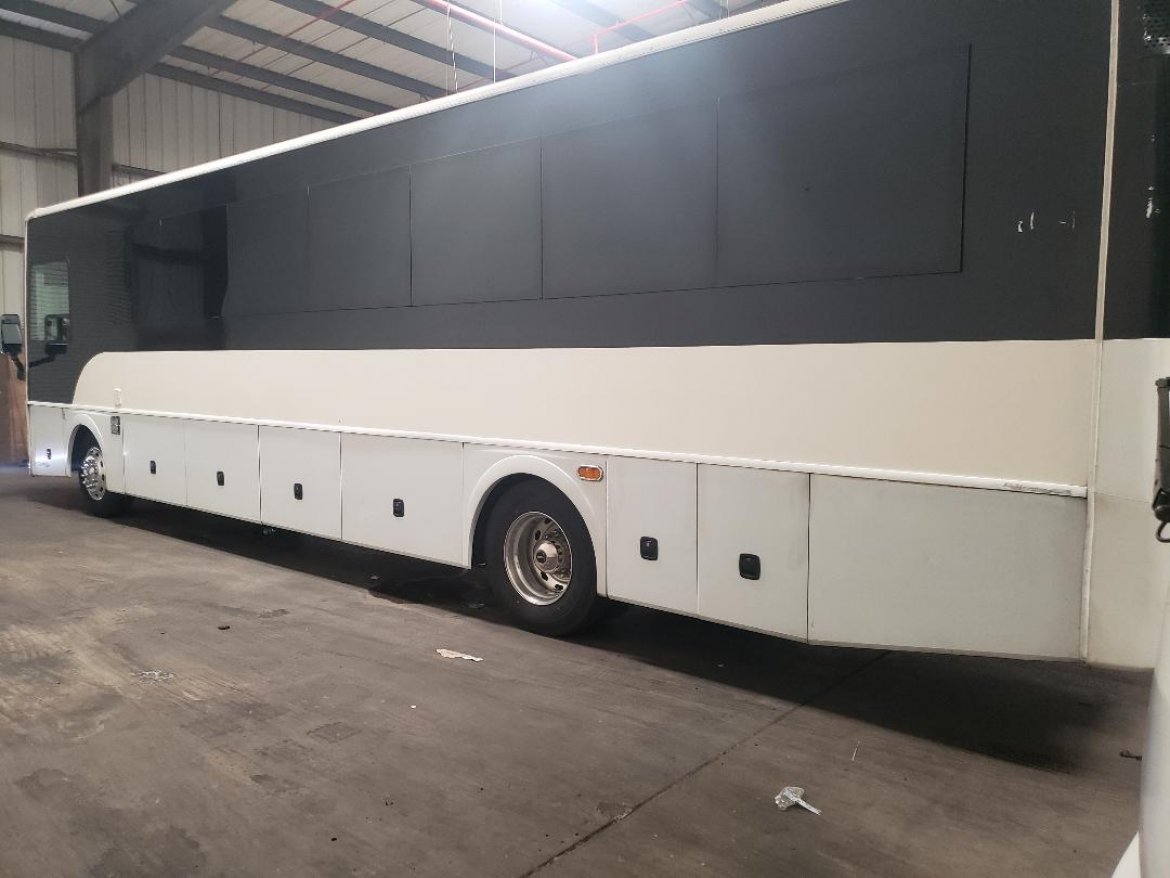 2008 CT Coach Freightliner 40 passenger party bus Limo Bus - Photo 4