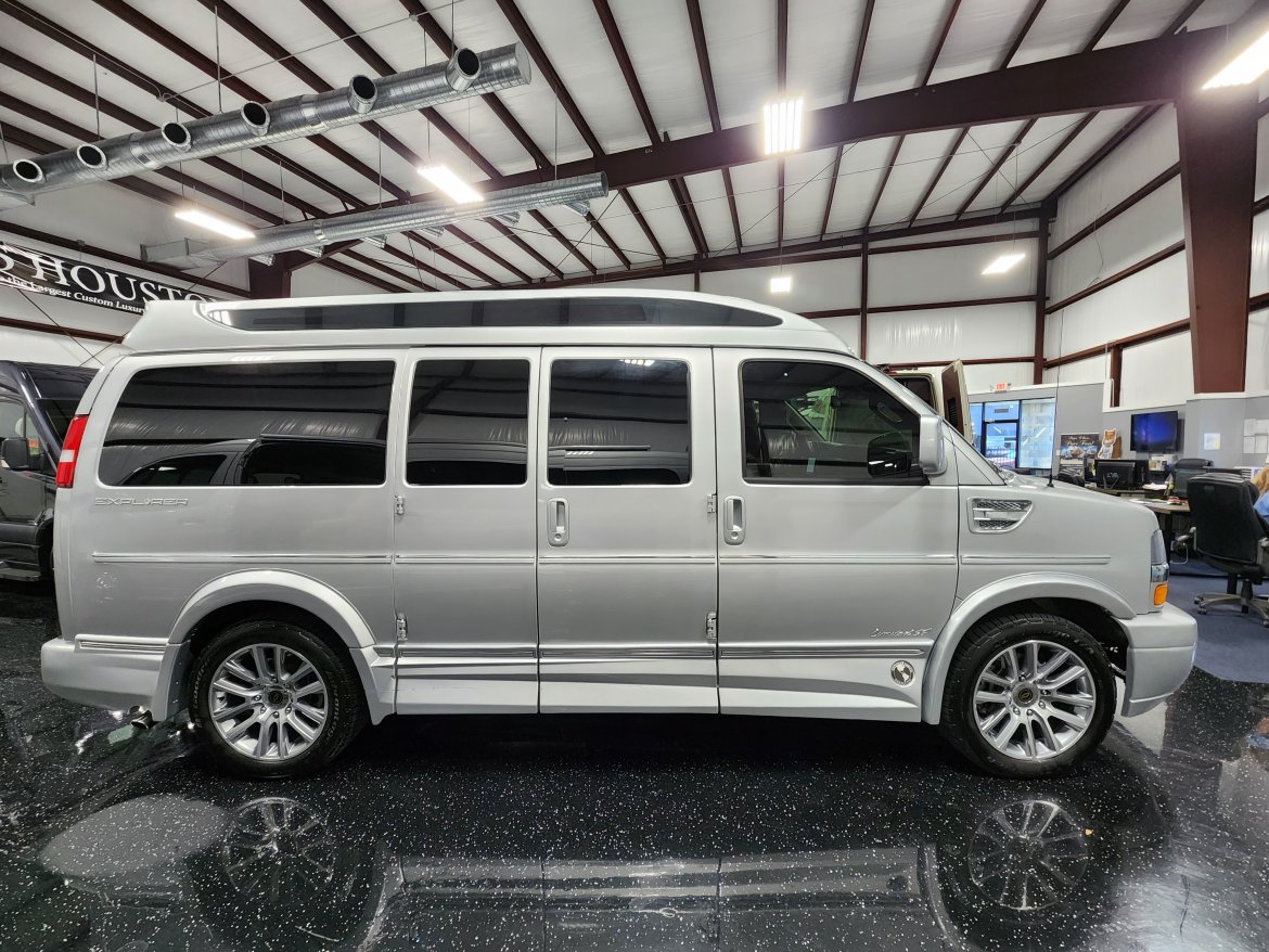 2021 Explorer Vans Chevrolet Express 2500 V8 SUV - Photo 2