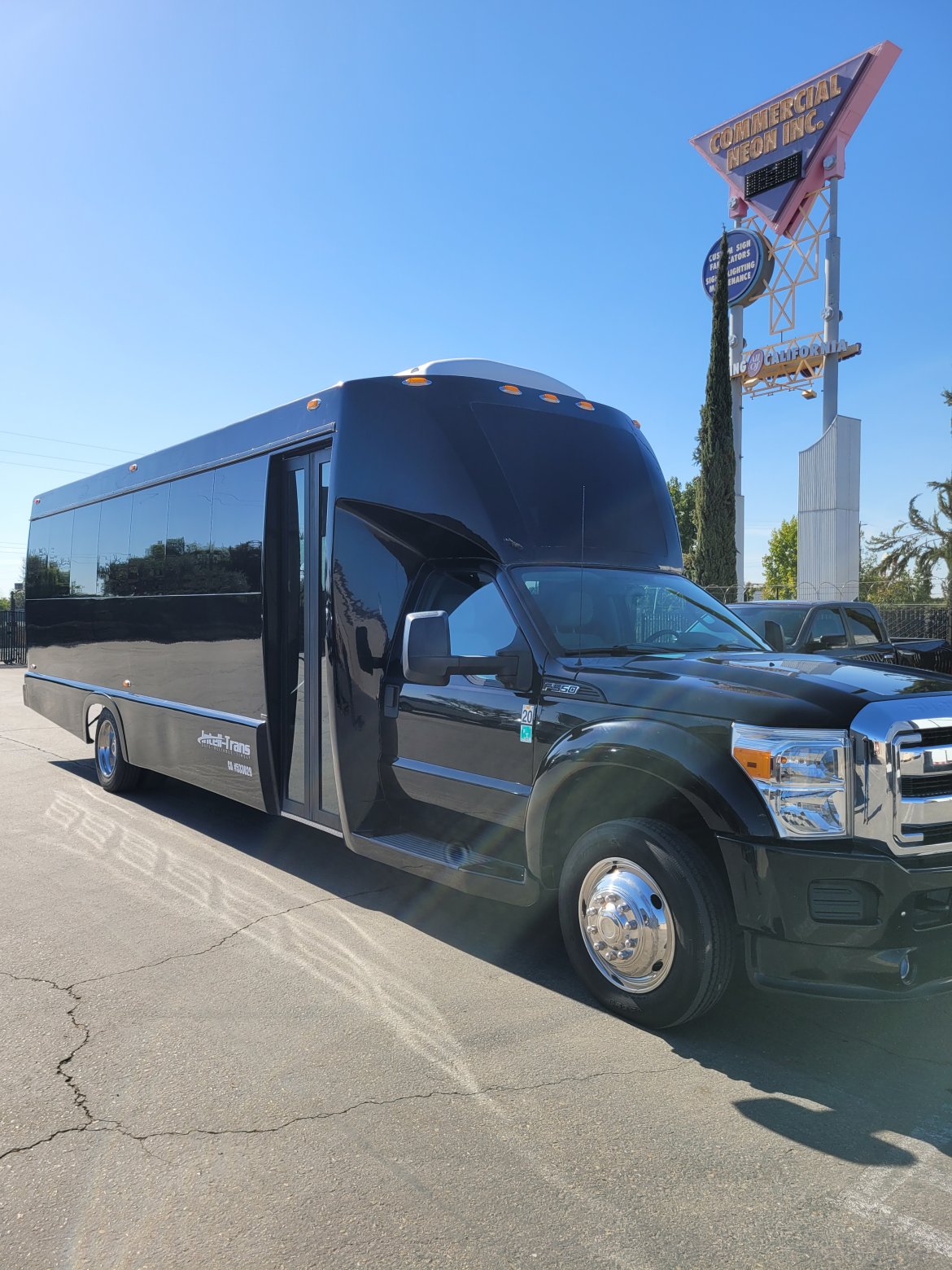 2013 Tiffany Ford F550 Shuttle Bus - Photo 2