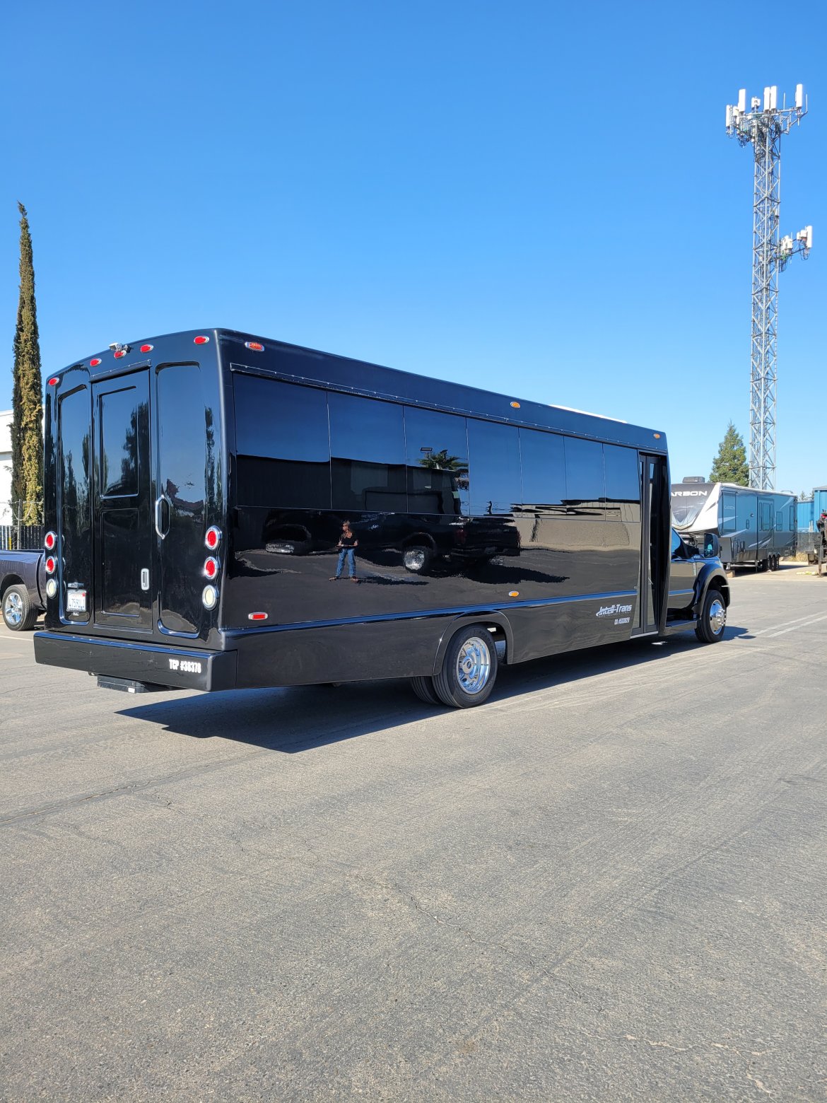 2013 Tiffany Ford F550 Shuttle Bus - Photo 3