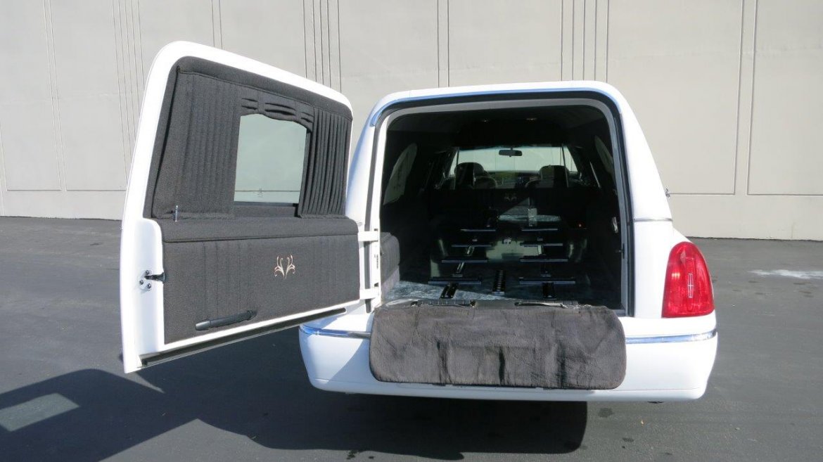 Photo of Funeral for sale: 1998 Lincoln Hearse by Federal Coach