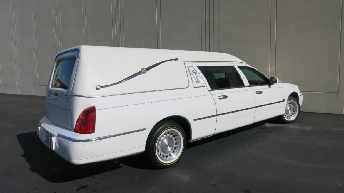 Photo of Funeral for sale: 1998 Lincoln Hearse by Federal Coach