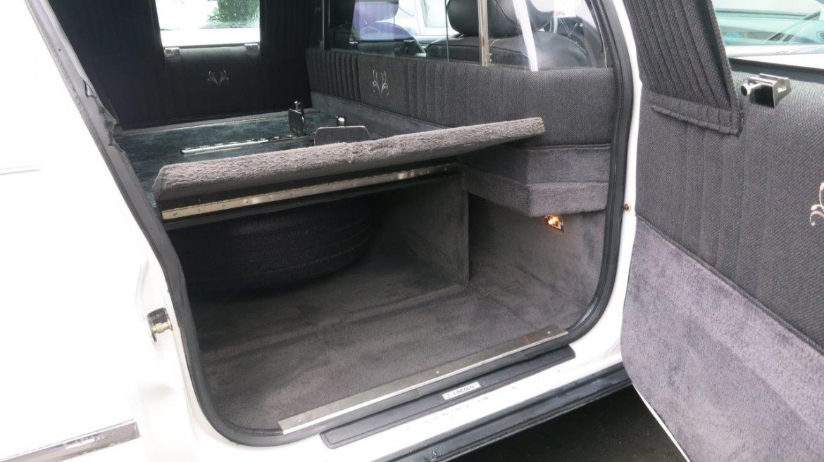 Photo of Funeral for sale: 1998 Lincoln Hearse by Federal Coach