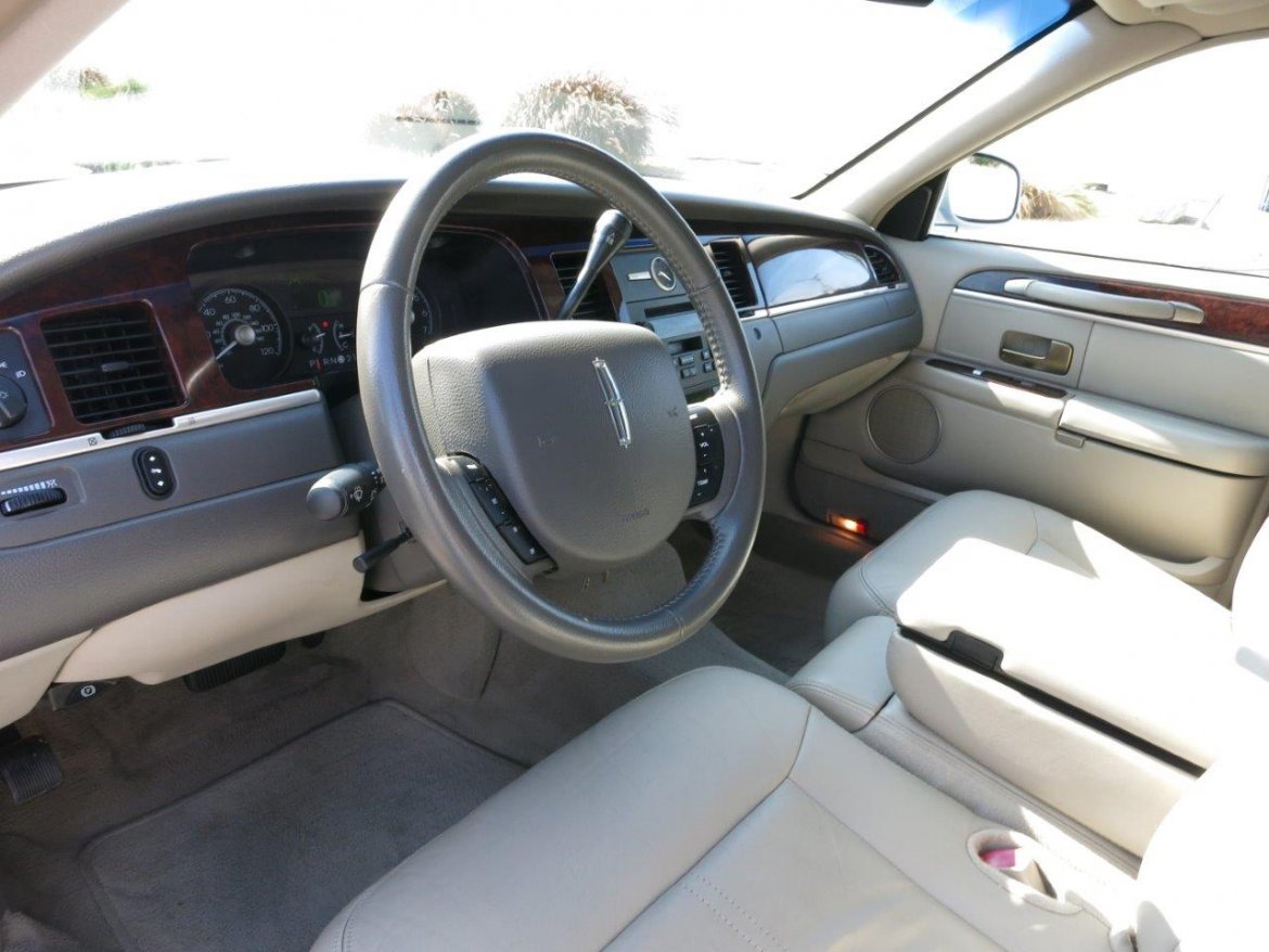 Used 2011 Lincoln Town Car Stratford for sale in Carson, CA WS16512