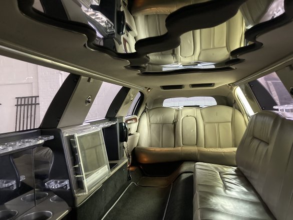 2005 Lincoln Town Car Limousine for Sale in Cleveland, OH - Photo 2