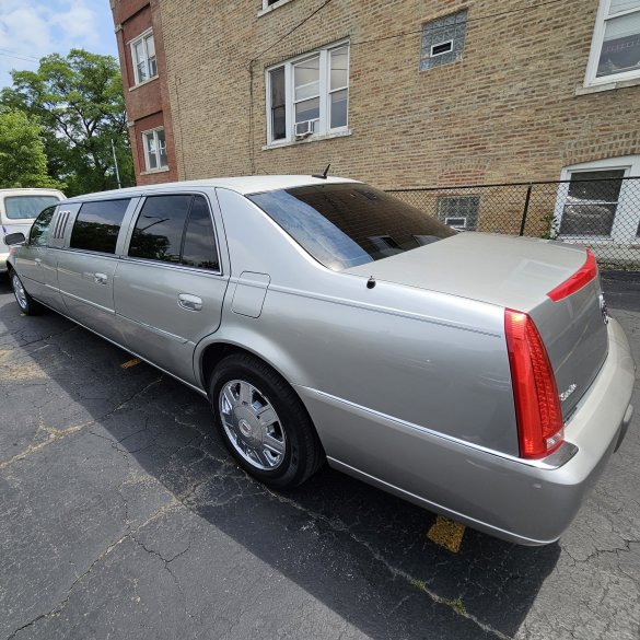 2008 Cadillac Dts Eureka Limousine for Sale in Chicago, IL - Photo 2