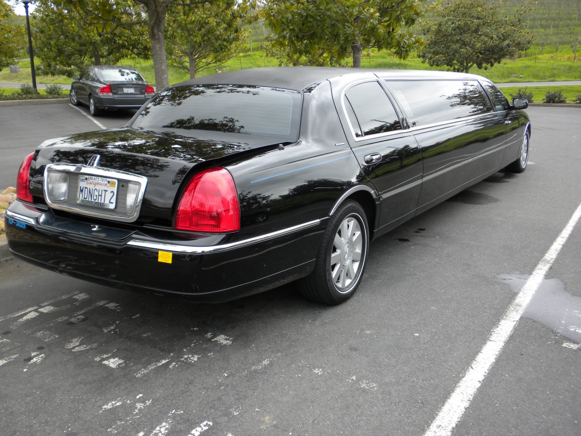 Photo of Limousine for sale: 2004 Lincoln TOWNCAR 120&quot; by Executive Coach