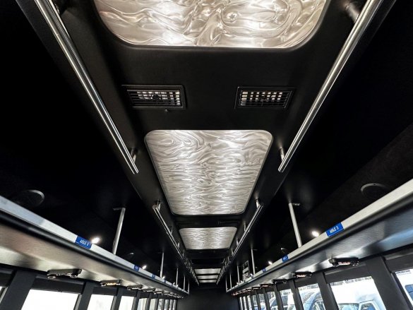 2011 Ford F750 Executive Shuttle for Sale in Carson, CA - Photo 2