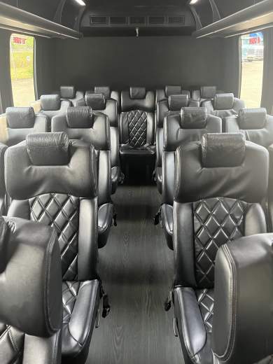 2015 Ford F550 Gas 32 Pax Executive Bus with brand new seat covers MINT Low Price to go