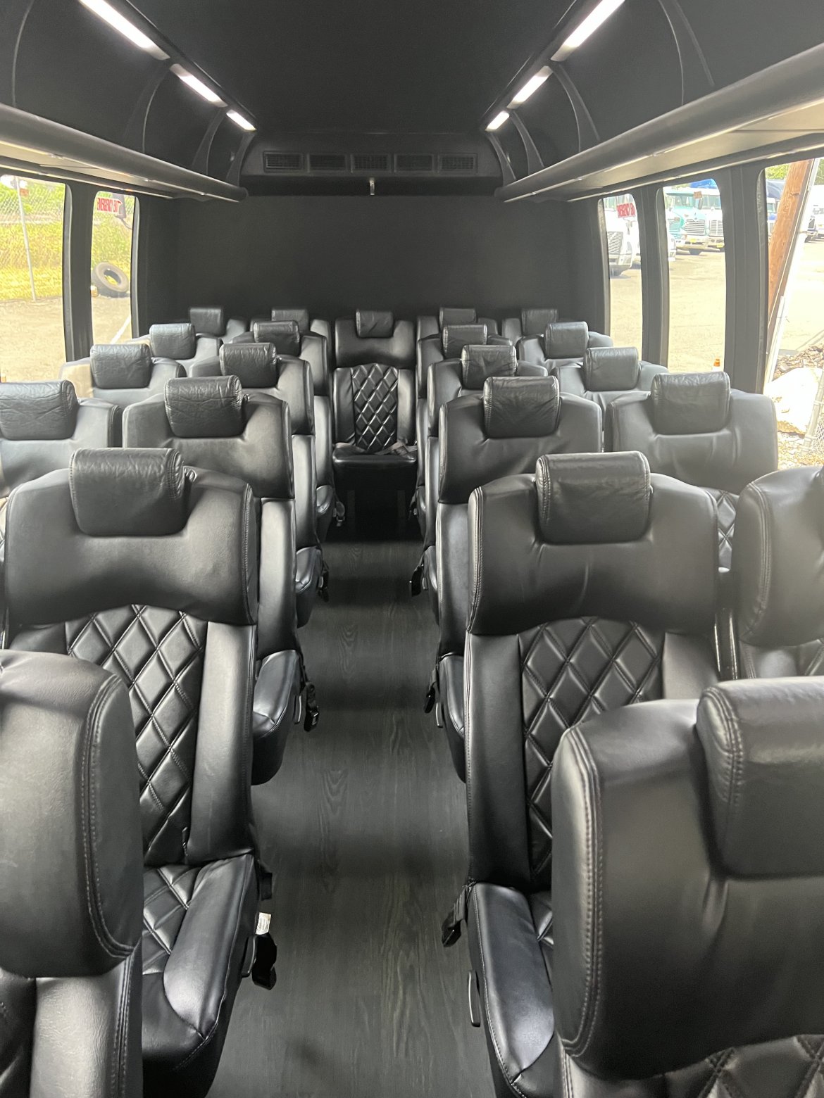 2015 Ford F550 Gas 32 Pax Executive Bus with brand new seat covers MINT Low Price to go - Photo 5