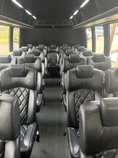 2015 Ford F550 Gas 32 Pax Executive Bus with brand new seat covers MINT Low Price to go