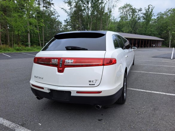 2014 Lincoln MKT Limousine for Sale in Northumberland, PA - Photo 3