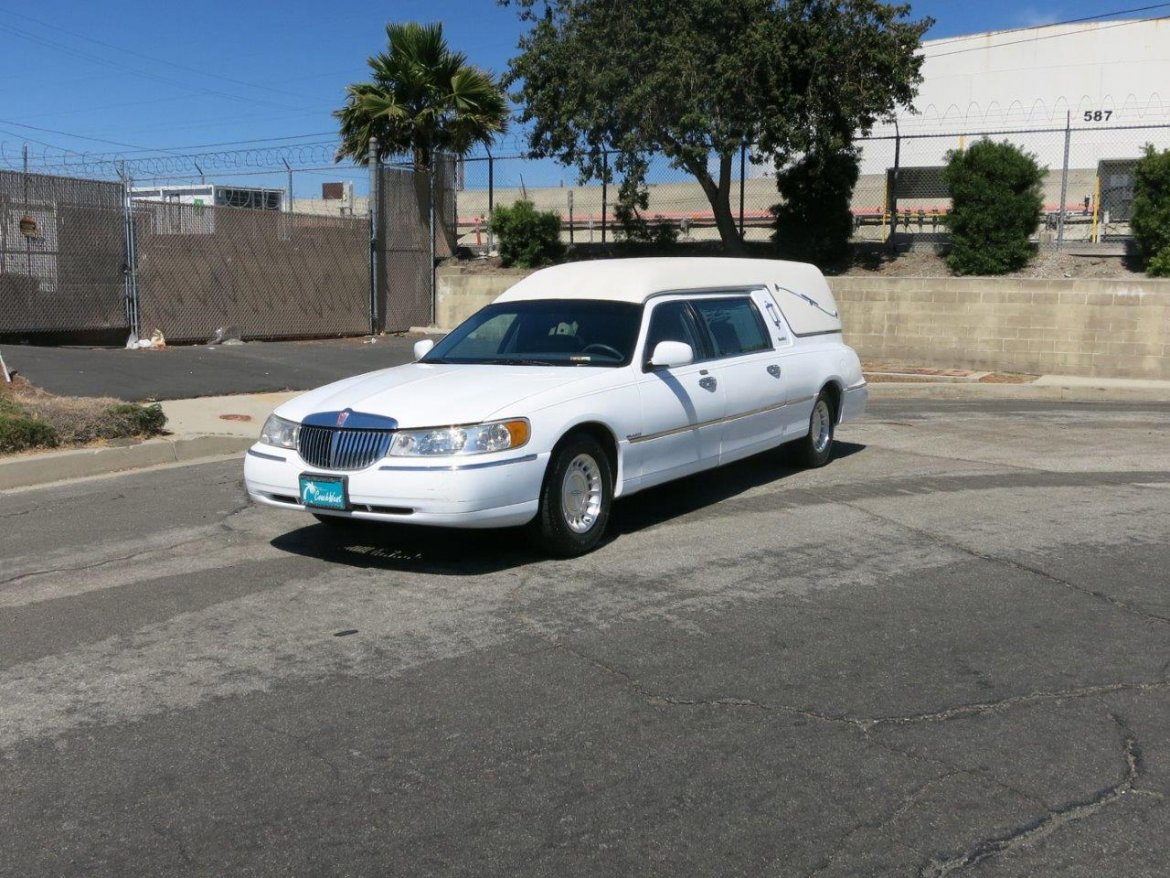 Funeral for sale: 2000 Lincoln Town Car by S&amp;S Coach Company