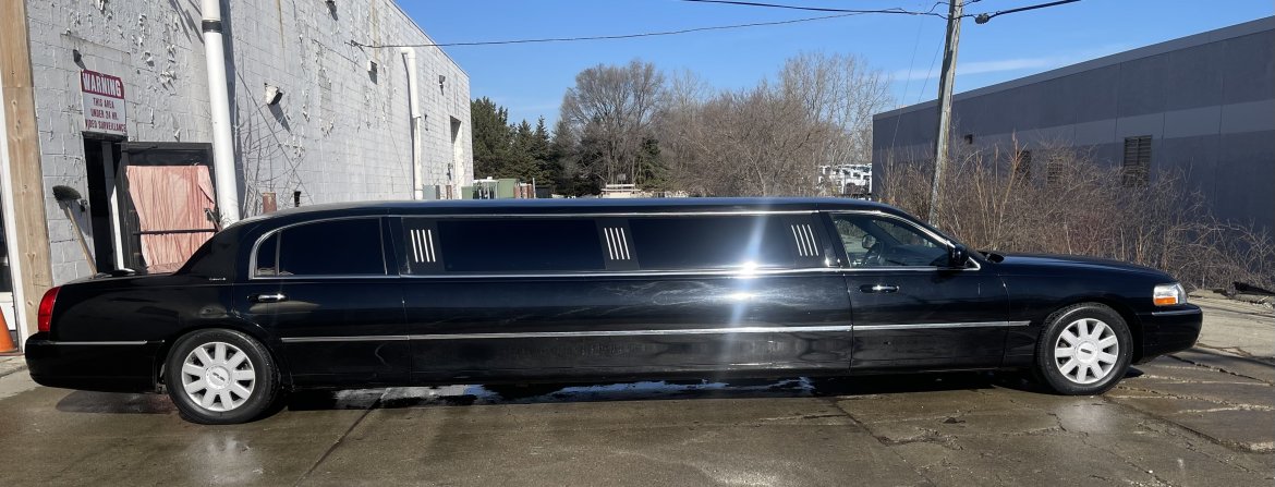 Limousine for sale: 2005 Lincoln Town Car Stretch by Executive Coach Builders