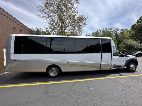 2016 Ford F550 Limo Bus for Sale in Troy, MI - Photo 2