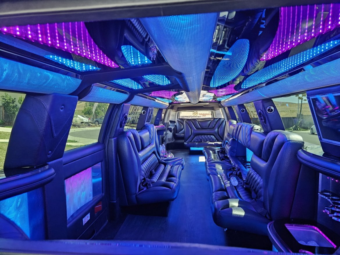 2017 Pinnacle Manufacturing Chevrolet Suburban (Suburbalade/Escalade Facias) SUV Stretch - Photo 3