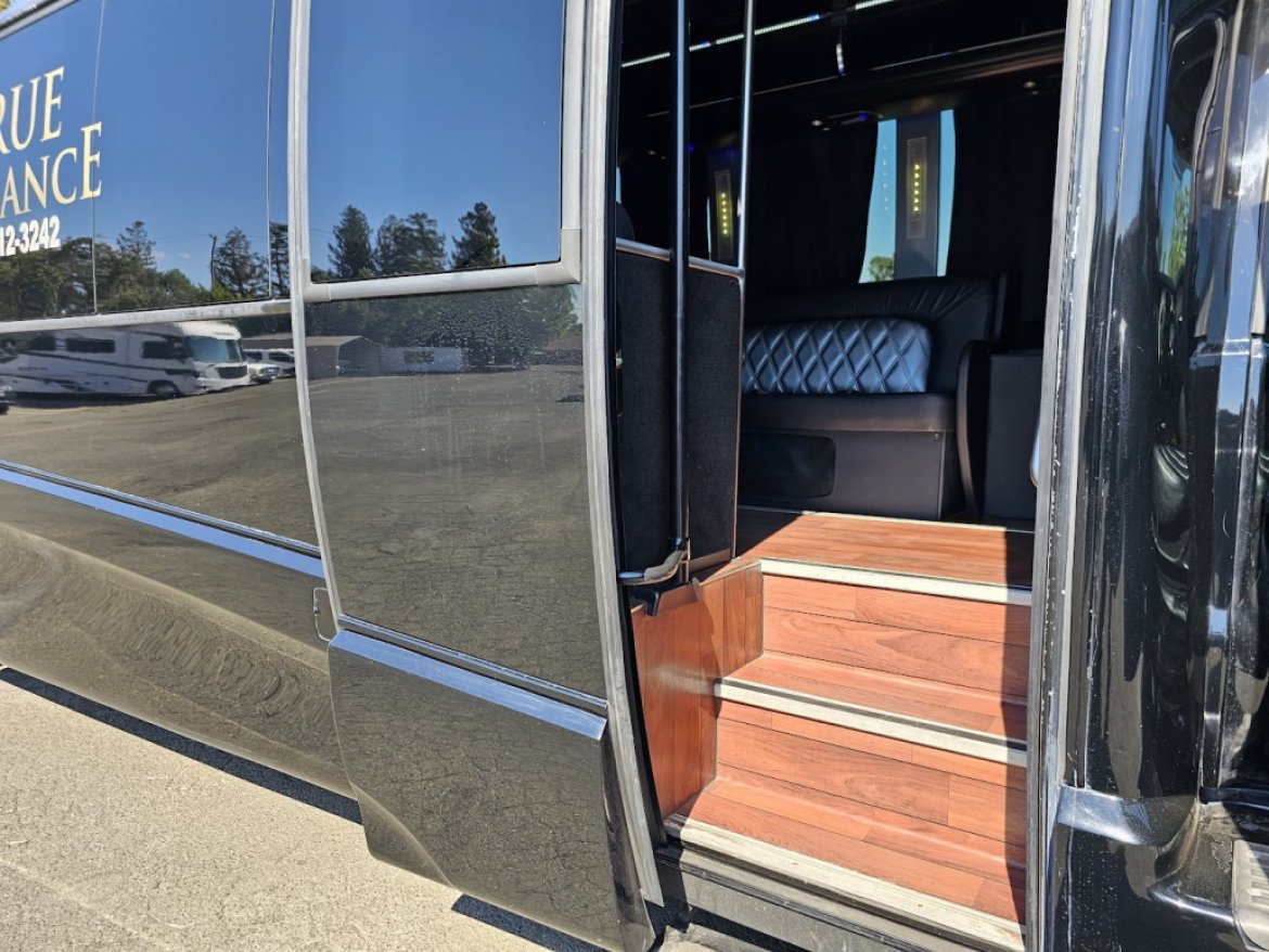 2015 GRECH Ford F650 - New Interior built into a Limo in 2022 Limo Bus - Photo 4