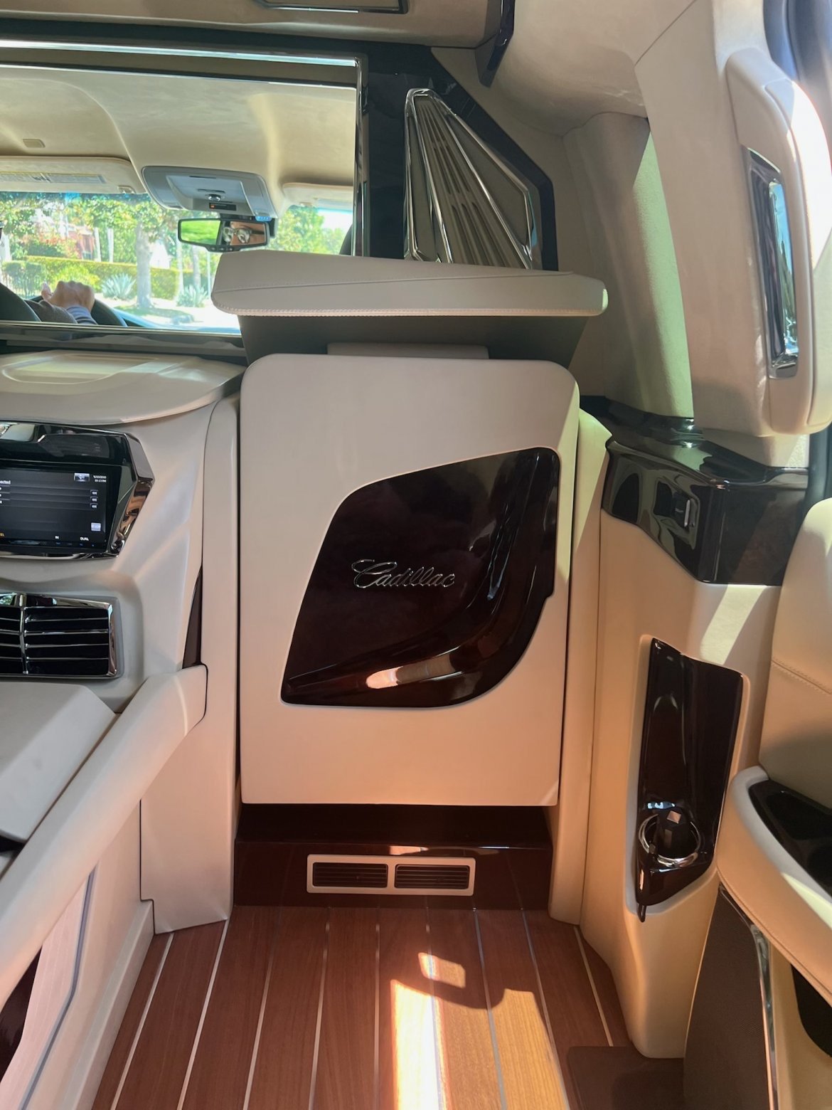 CEO SUV Mobile Office for Sale in Whitestone, NY - Photo 5
