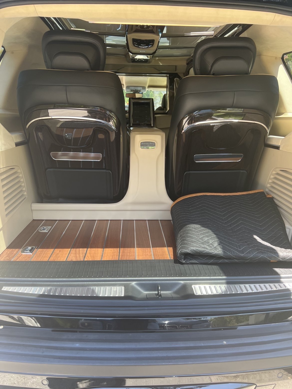 CEO SUV Mobile Office for Sale in Whitestone, NY - Photo 8
