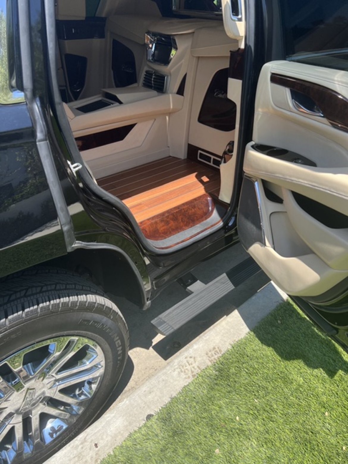 CEO SUV Mobile Office for Sale in Whitestone, NY - Photo 9