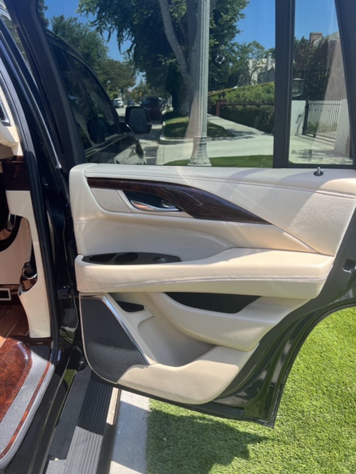 CEO SUV Mobile Office for Sale in Whitestone, NY - Photo 10