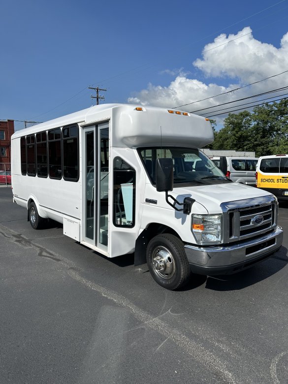 2011 Ford Ford Eldorado Aerotech Shuttle Bus for Sale in Scranton, PA - Photo 2
