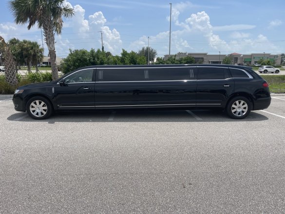 2018 Lincoln MKT Limousine for Sale in Fort Myers, FL - Photo 2