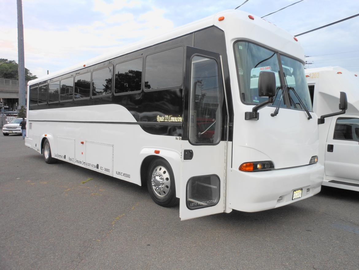 Limo Bus for sale: 2004 Freightliner  40&#039; Limousine Coach 40&quot; by Craftsman